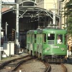 満開の桜をバックに三軒茶屋駅を発車する82-81編成／2000年4月7日 三軒茶屋〜西太子堂間