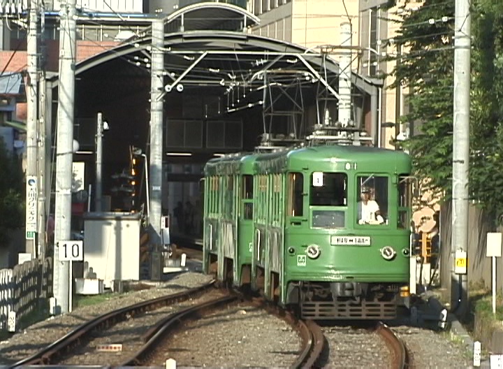 三軒茶屋駅を発車した82-81編成／2000年7月29日 三軒茶屋〜西太子堂間