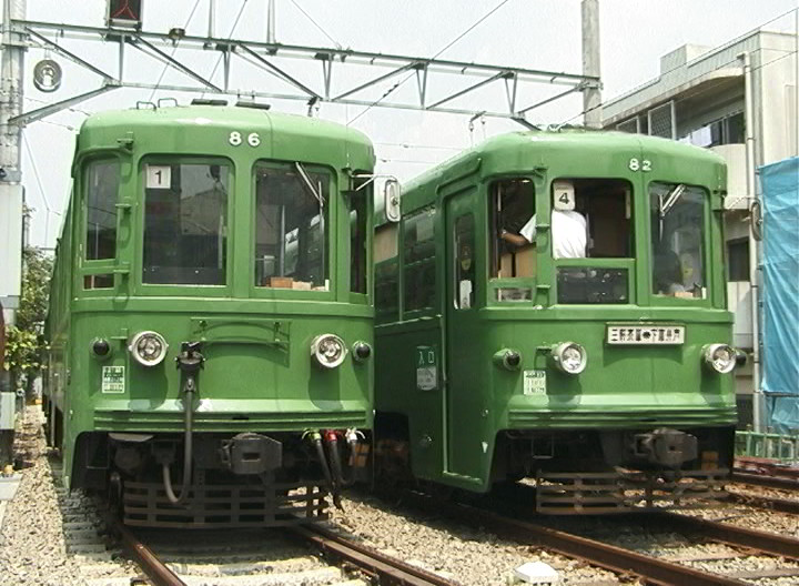 留置線のデハ86号と下り本線のデハ82号の並び／2000年8月3日 上町車庫