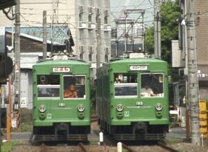 留置線のデハ86号と下り本線のデハ82号の並び／2000年8月3日 上町車庫