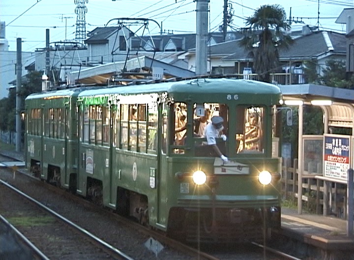 折返し上町行きとなるため方向板を変更中の86-77編成／2000年8月4日 西太子堂駅