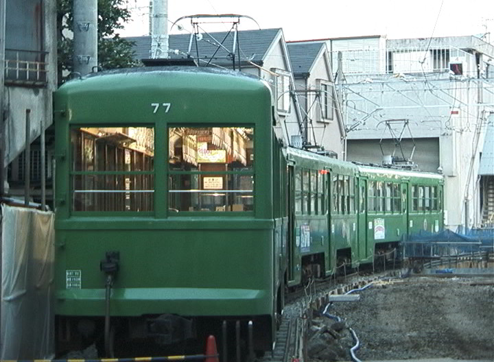 デハ86号が臨時検査中のため単行で留置中のデハ77号／2000年8月11日 上町車庫