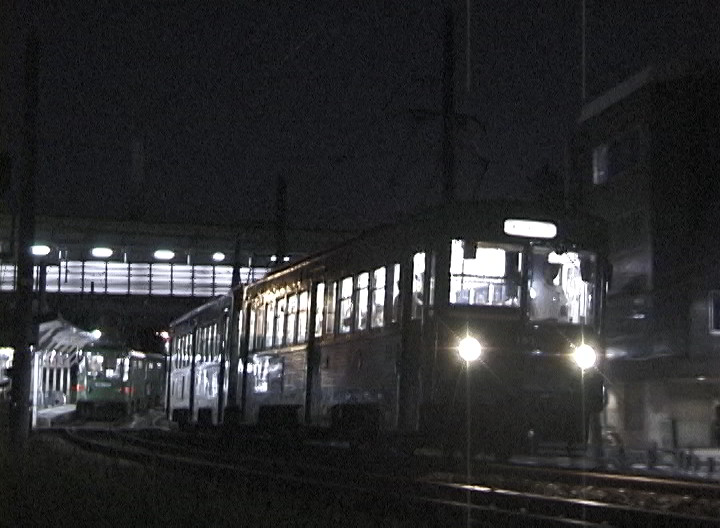 夜の山下駅ですれ違う154-153編成と82-81編成／2000年8月11日 山下〜松原間