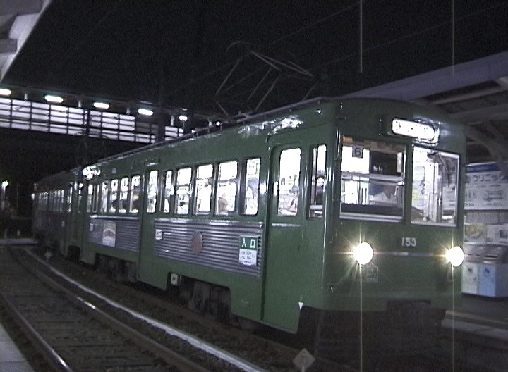 夜の山下駅に停車中の154-153編成／2000年8月11日 山下駅