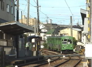 夜の山下駅に停車中の154-153編成／2000年8月11日 山下駅