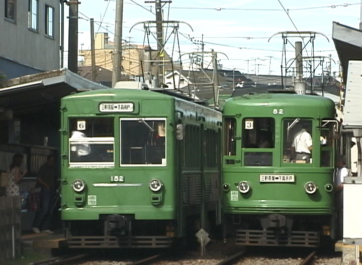 若林駅で並ぶ152-151編成と82-81編成／2000年8月12日 若林駅