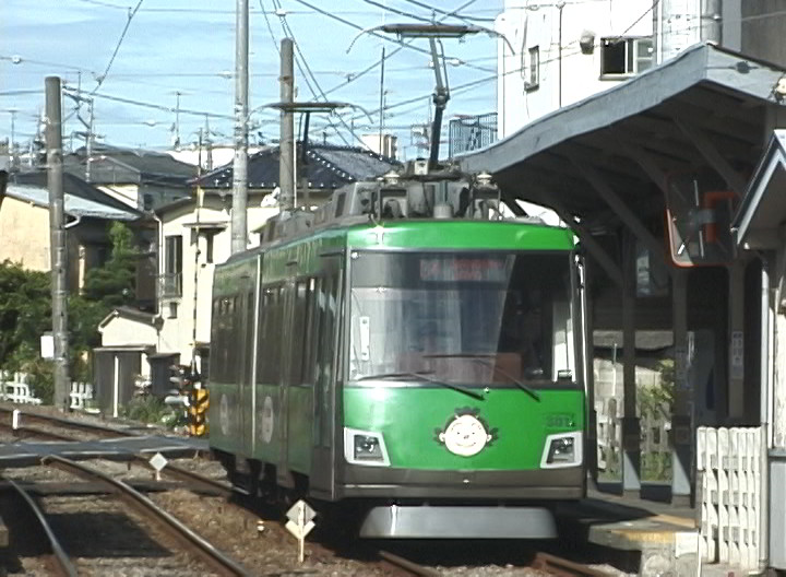 若林駅に停車中の301編成「『サザエさん』マナー告知」／2000年8月12日 若林駅