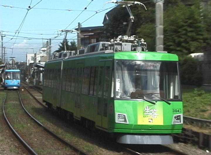 三軒茶屋駅へ向かう304編成「生茶」／2000年8月12日 西太子堂〜三軒茶屋間