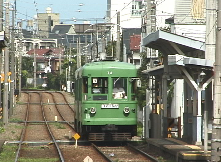 西太子堂駅に進入する72-71編成／2000年8月12日 若林〜西太子堂間