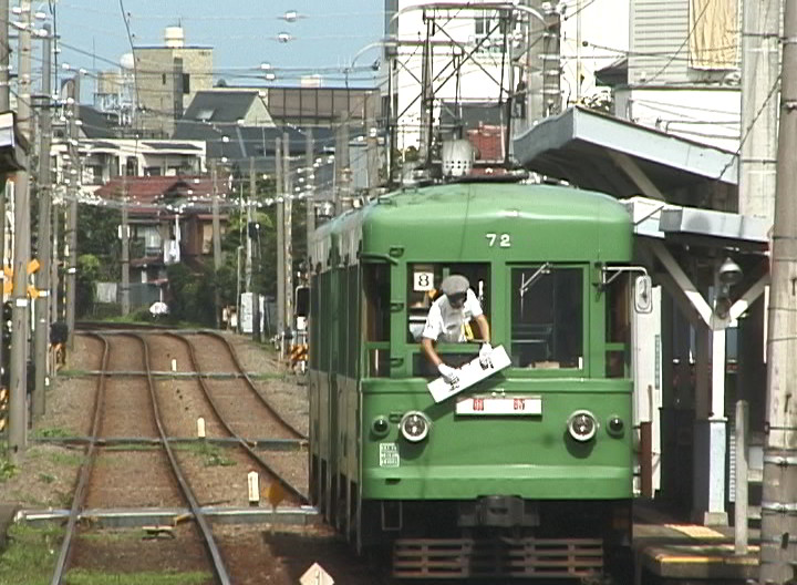 折返し上町行きのため方向板を変更する72-71編成／2000年8月12日 西太子堂駅