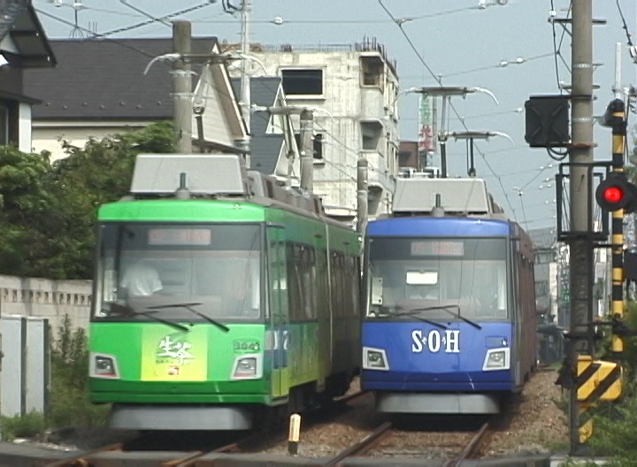 304編成「生茶」と303編成「SOH」のすれ違い／2000年8月22日 松陰神社前〜世田谷間