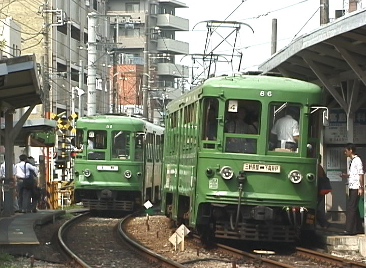 松陰神社前駅ですれ違う上町行きの82-81編成と86-77編成／2000年8月28日 松陰神社前駅