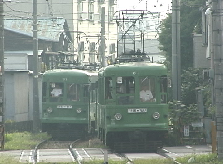 若林踏切ですれ違う86-77編成と82-81編成／2000年8月29日 西太子堂〜若林間