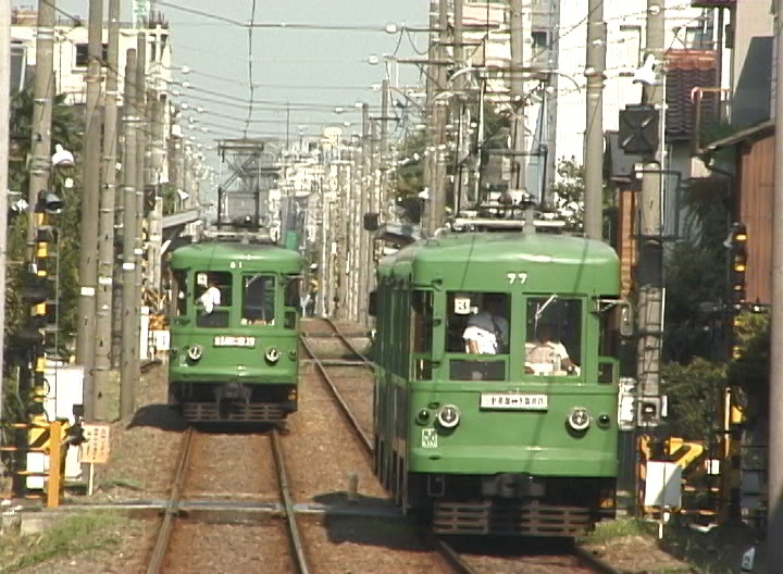 上町付近ですれ違う試運転の82-81編成と86-77編成／2000年8月30日 世田谷〜上町間