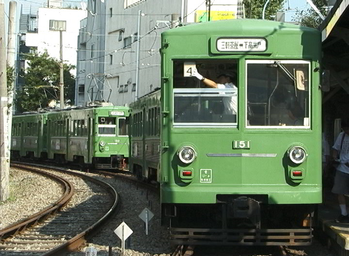 上町駅で154-153編成から152-151編成に車両交換中／2000年8月30日 上町駅