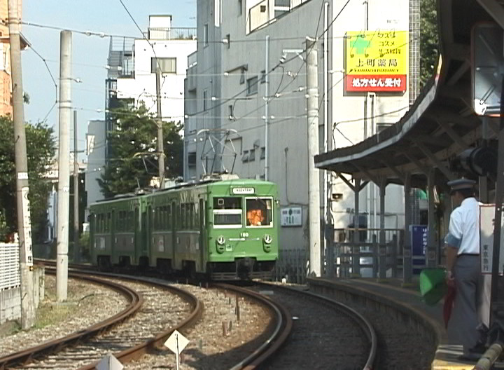 車両交換後に入換合図で上町駅下りホームに進入する154-153編成／2000年8月30日 上町駅