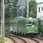 満開の桜をバックに三軒茶屋駅を発車する154-153編成／2000年4月7日 三軒茶屋〜西太子堂間