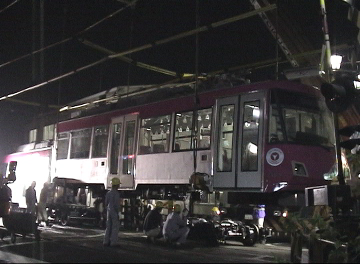 搬入作業中のデハ305B号／2000年9月24日 上町駅