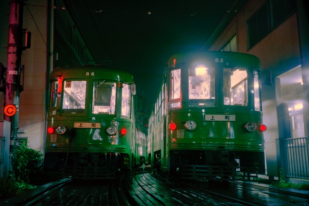 夜の上町駅で並んだデハ86号・デハ82号／2000年10月1日 上町駅