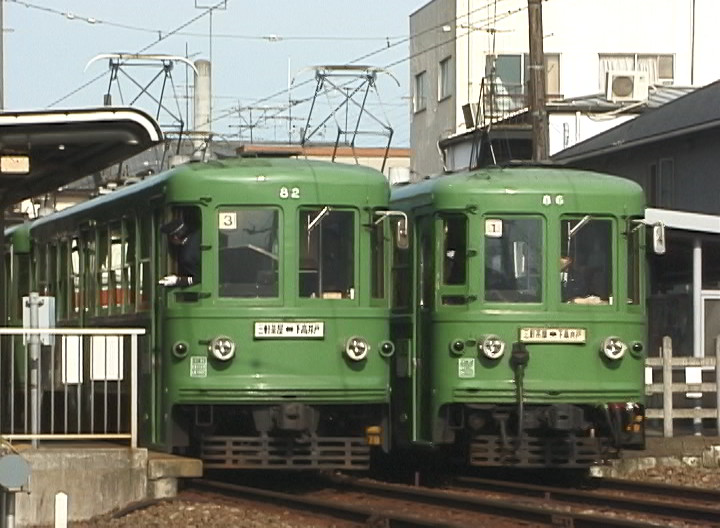 宮の坂駅で並ぶ82-81編成と86-77編成／2000年11月19日 宮の坂駅