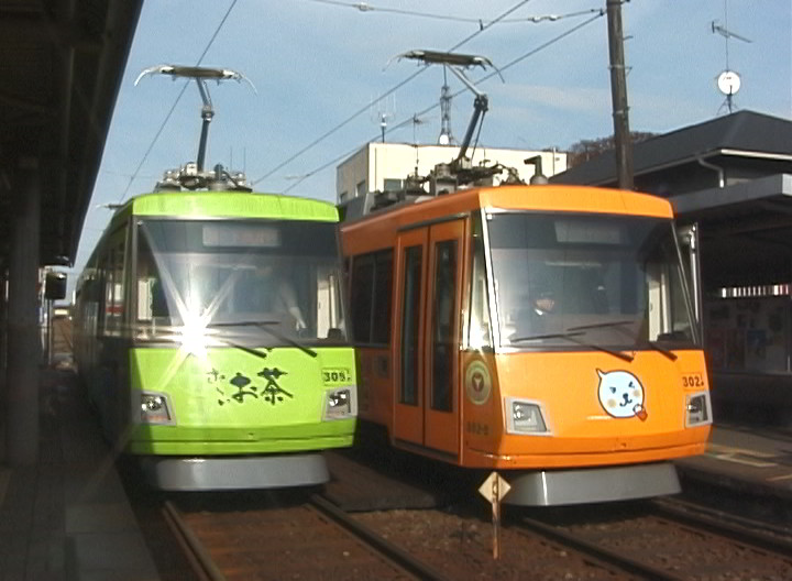 宮の坂駅で並ぶ305編成「お〜いお茶」と302編成「Qoo」／2000年11月19日 宮の坂駅