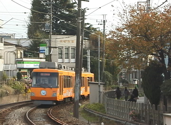 下高井戸駅に進入する302編成「Qoo」／2000年11月19日 松原〜下高井戸間