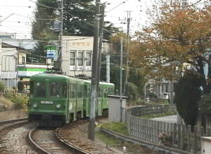 早朝の西太子堂駅で並ぶ152-151編成と86-77編成／2000年11月24日 西太子堂駅