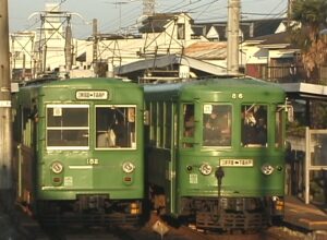 松陰神社前駅ですれ違う152-151編成と154-153編成／2000年11月25日 松陰神社前駅