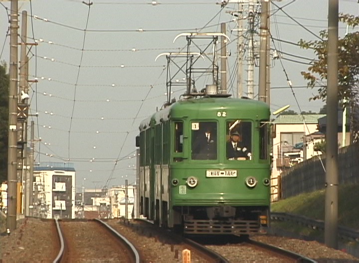 山下駅へ向かって坂を下りる82-81編成／2000年11月25日 松原〜山下間