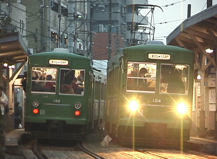 松陰神社前駅ですれ違う152-151編成と154-153編成／2000年11月25日 松陰神社前駅