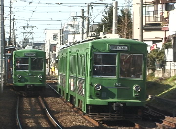 ボロ市臨時ダイヤのため日中の西太子堂駅ですれ違った154-153編成と152-151編成／2000年12月16日 西太子堂〜三軒茶屋間