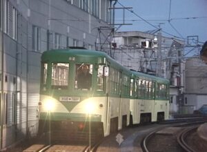 キャロットタワーを背景にする82-81編成玉電塗装／2000年12月21日 西太子堂駅