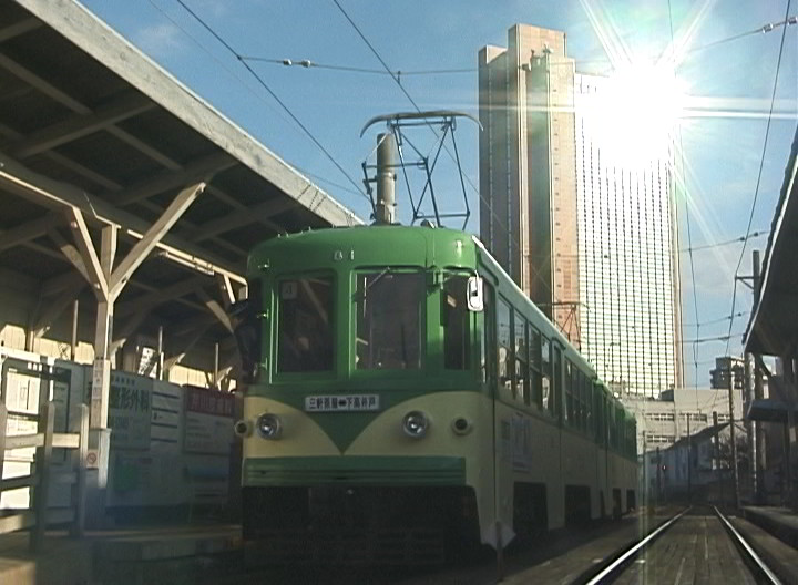 キャロットタワーを背景にする82-81編成玉電塗装／2000年12月21日 西太子堂駅