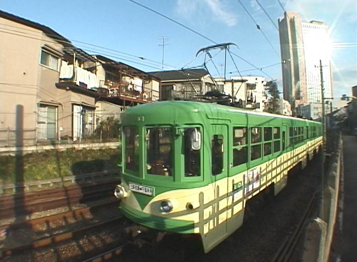 キャロットタワーを背に西太子堂駅に進入する82-81編成玉電塗装／2000年12月21日 三軒茶屋〜西太子堂間