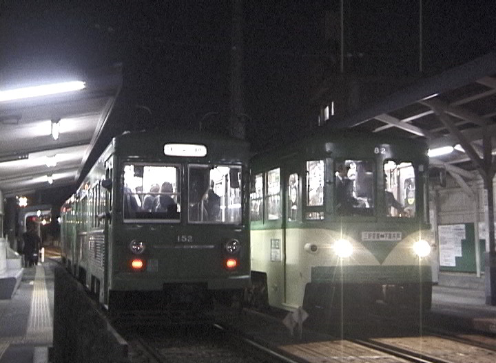 夜の若林駅で並ぶ152-151編成と82-81編成／2000年12月21日 若林駅