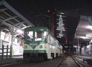 上町行きに方向板を変更中のデハ81号玉電塗装／2000年12月22日 三軒茶屋駅