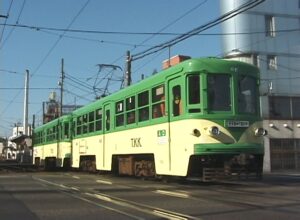 早朝に4運行で下り出庫する82-81編成玉電塗装／2000年12月17日 上町駅