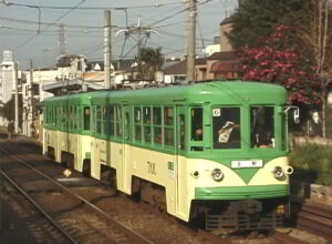 キャロットタワーを背景にする82-81編成玉電塗装／2000年12月21日 西太子堂駅