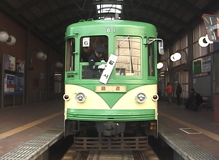 上町行きに方向板を変更中のデハ81号玉電塗装／2000年12月22日 三軒茶屋駅