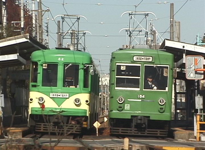 松原駅で並ぶ82-81編成玉電塗装と154-153編成／2000年12月24日 松原駅