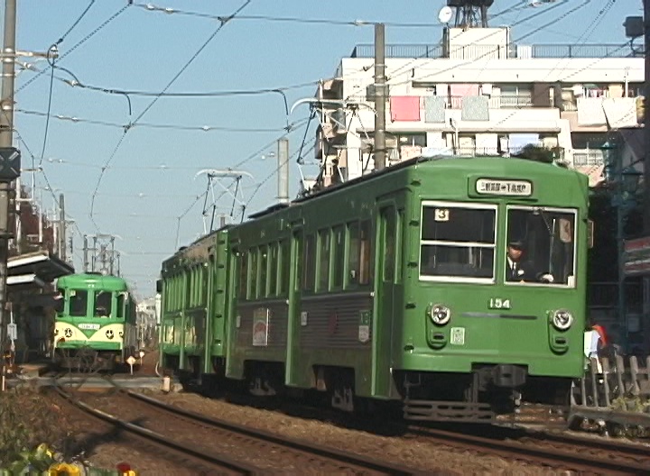 松原駅ですれ違う82-81編成玉電塗装と154-153編成／2000年12月24日 松原駅