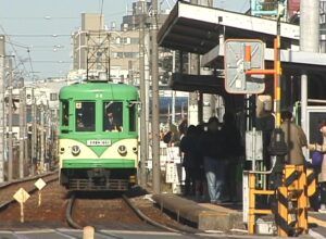 西太子堂駅で並ぶ82-81編成玉電塗装と試運転の154-153編成／2000年12月25日 西太子堂駅