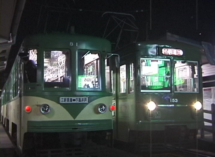 西太子堂駅で並ぶ82-81編成玉電塗装と試運転の154-153編成／2000年12月25日 西太子堂駅