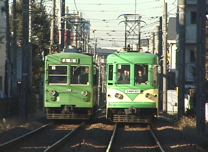 上町行きの152-151編成と82-81編成玉電塗装がすれ違う／2000年12月26日 世田谷〜松陰神社前間