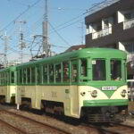 雪の山下駅に向かって坂を下る82-81編成玉電塗装／2001年1月21日 松原〜山下間