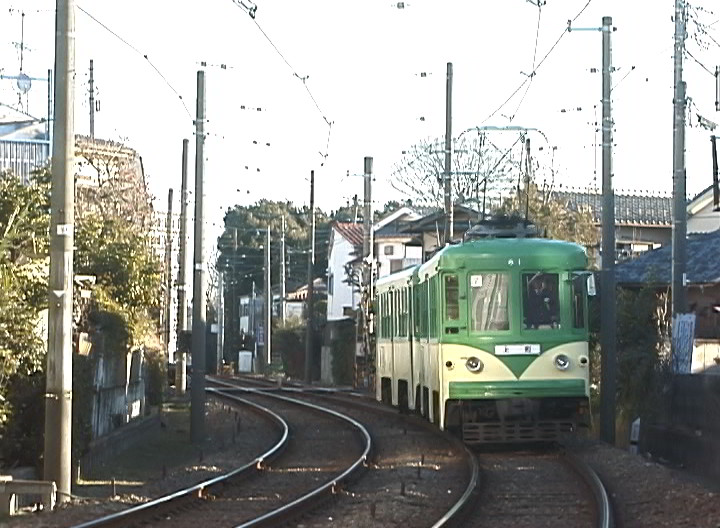 松陰神社前駅に進入する上町行きの82-81編成／2001年1月5日 若林〜松陰神社前間