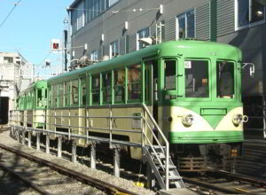 世田谷駅で並ぶ152-151編成と82-81編成玉電塗装／2001年1月6日 世田谷駅