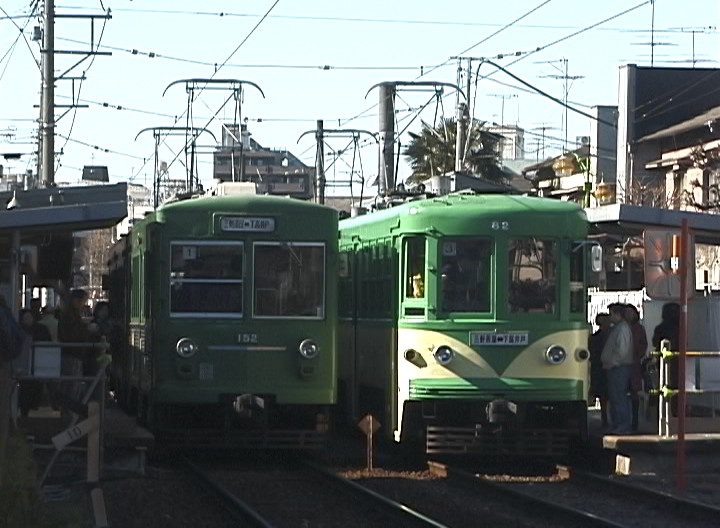 世田谷駅で並ぶ152-151編成と82-81編成玉電塗装／2001年1月6日 世田谷駅