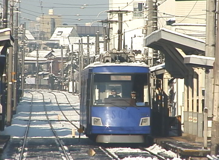 雪の朝、西太子堂駅に進入する303編成／2001年1月21日 西太子堂駅