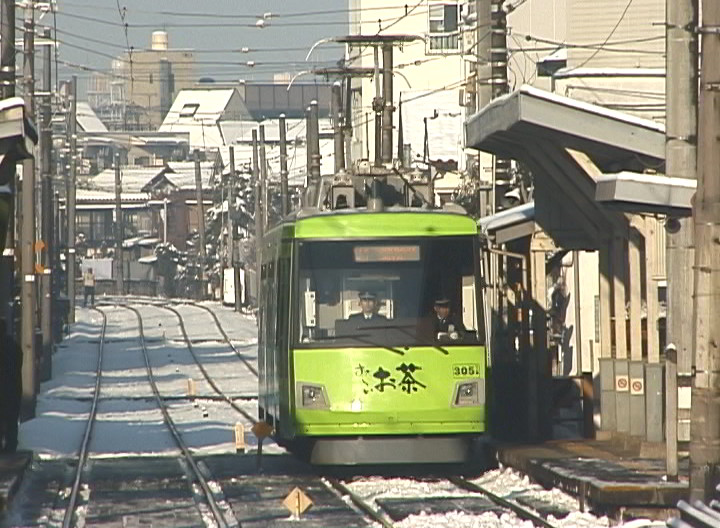 雪の朝、西太子堂駅に進入する305編成「お〜いお茶」／2001年1月21日 西太子堂駅